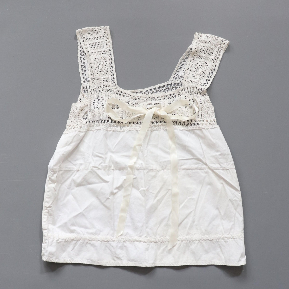 Vintage womens corset cover blouse camisole lace neckline - chest approx 38"