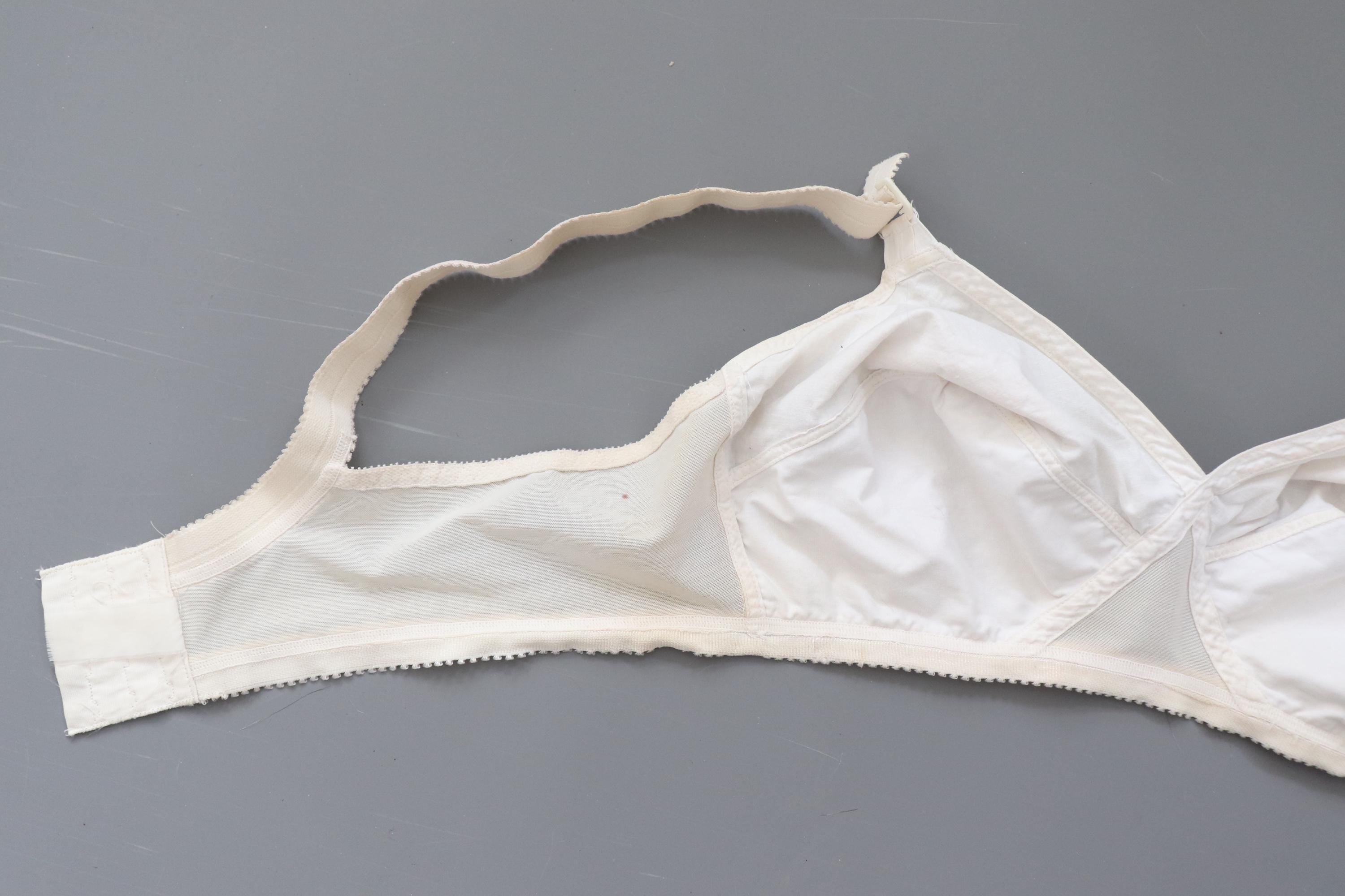 C1970s vintage -soft cup bra  underbust- 31.5" - 36"